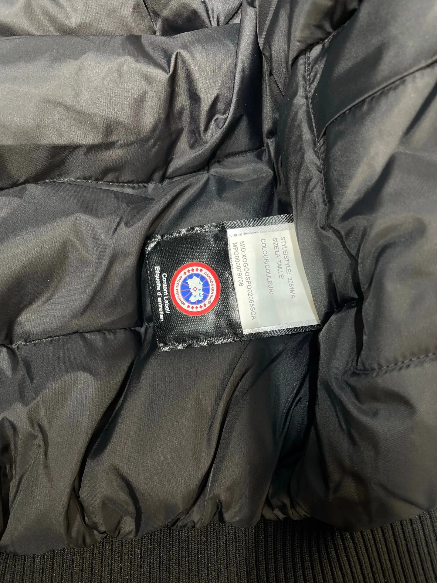 P760 original top quality Canada Goose #Chilliwa 7999M pilot short style/01 style #Men and Women Same Style# Synchronized anti-counterfeiting chip sensor! ➖ Imported 21S polyester-cotton blended original fabric [Last year’s 16S/18S hard fabrics have been completely eliminated, this year all use 21S synchronous fabrics, the soft mid-strap feels delicate and textured], synchronous Feather-Light 10D waterproof coating fabric, made of 84.5 polyester fiber and 15.5 cotton, 100% the best feel in the entire network! ➖ The official website synchronizes the national standard 80 white duck down, you can check the official website customer service, there will never be a series of misleading claims such as 90 down or goose down! ➖ Using the best nylon lon lining with double double-layer sealing design, anti-down 7 needles + grid-filled down ready-made garments, there will be 100% no so-called velvet running! ➖ The cuffs are designed with thickened seamless threads, and the collar and pocket lining are made of top-notch warmth and comfort! ➖ Yoshida YKK provides original custom-made electroplated sliders. YKK two-way lockable zippers are tight and smooth and will not peel off paint! ➖ 3M composite guarantees that the Velcro is the same as the original, durable, and all accessories and hardware are custom-made! ➖ Customized 10,000-needle embroidery labels imported from Behringer embroidery machines, 98% of which restore the original labels. You can check and compare on the official website! ➖ The fur collars are all made of large pieces of Western Canadian blue wolf hide, ensuring that each fur collar is 13-15cm wide!   Size:XS-XXL